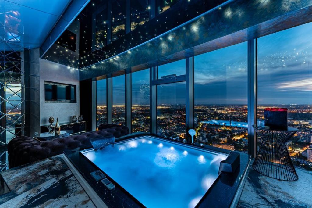 Apartamenty Sky Tower Z Jakuzzi Przy Oknie Wroclaw Luaran gambar