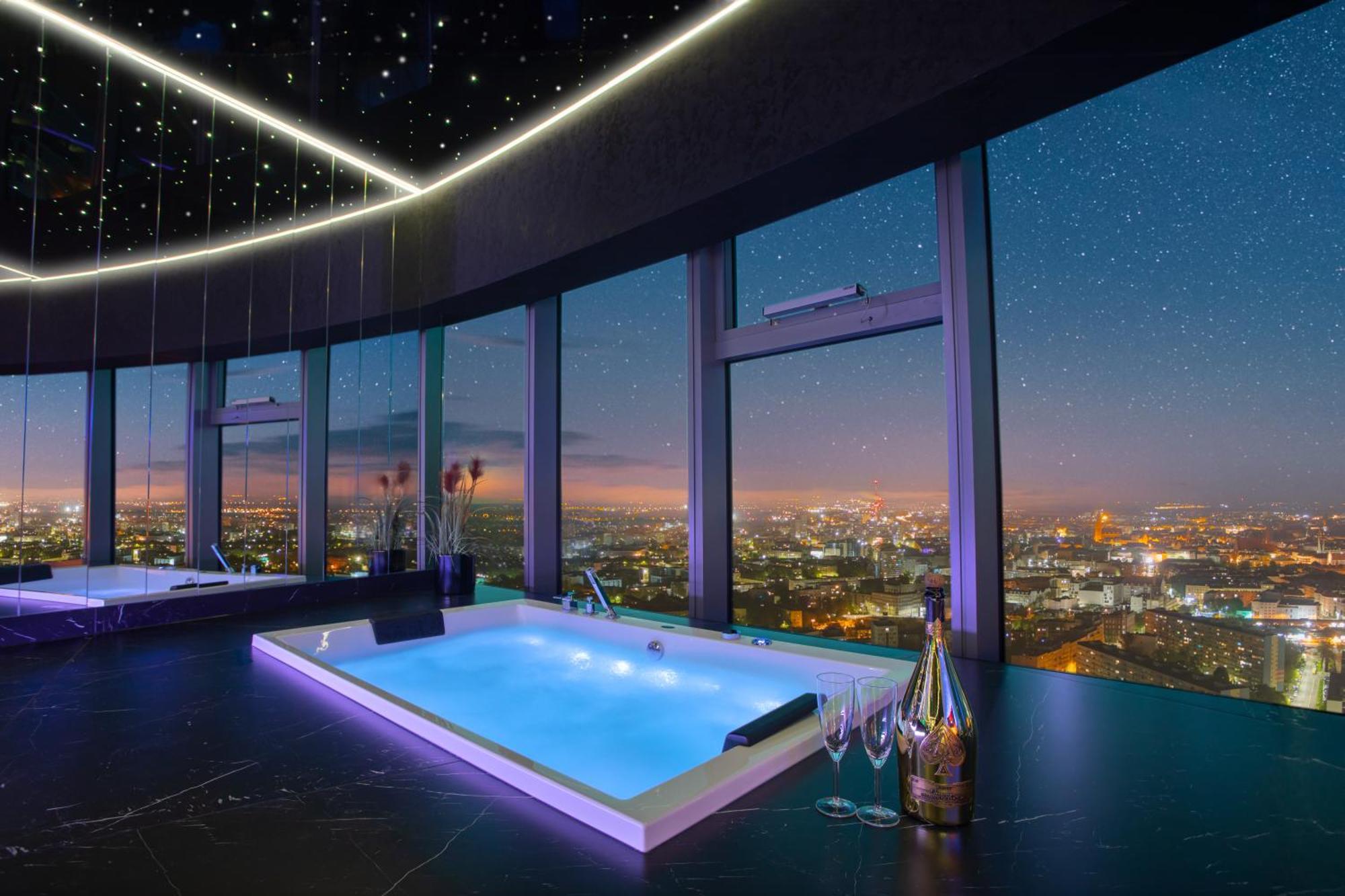 Apartamenty Sky Tower Z Jakuzzi Przy Oknie Wroclaw Luaran gambar