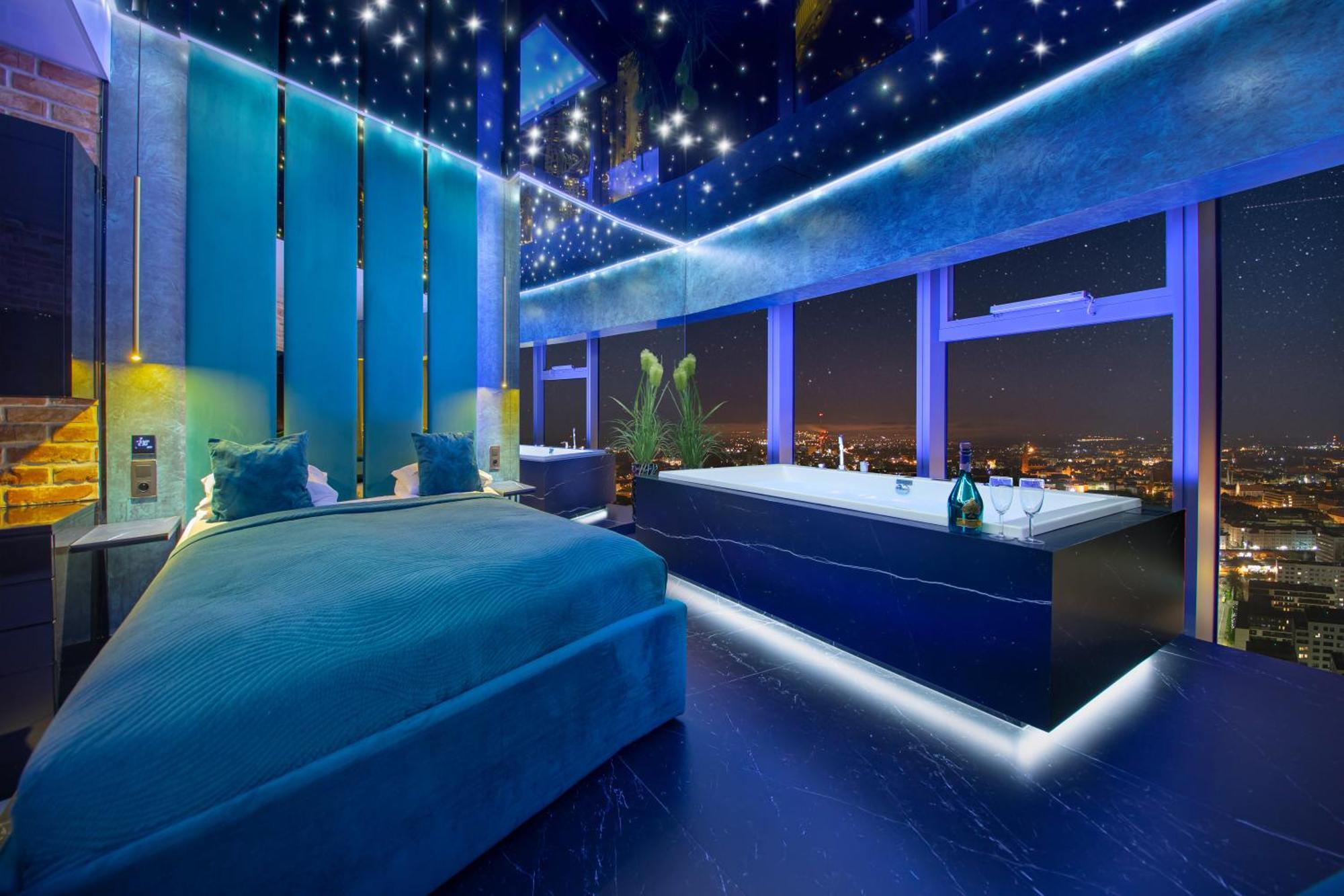 Apartamenty Sky Tower Z Jakuzzi Przy Oknie Wroclaw Luaran gambar